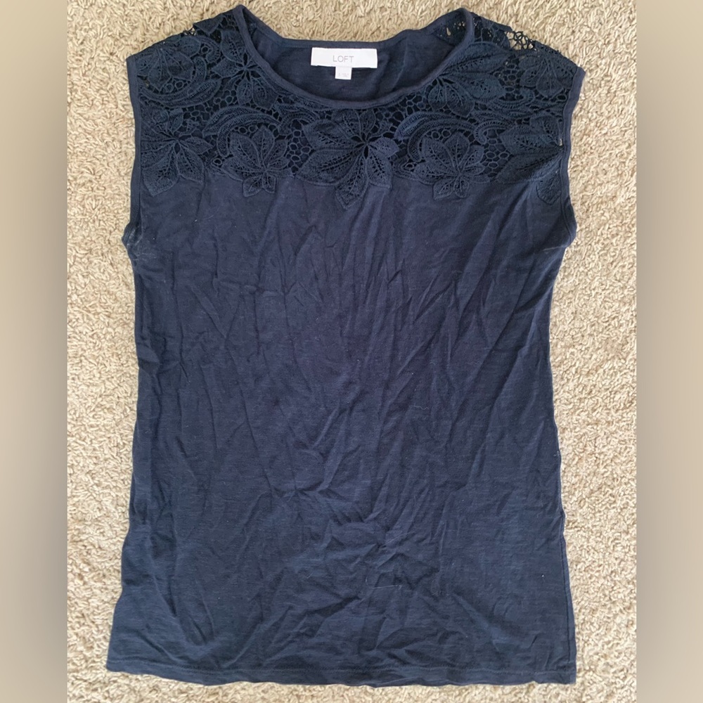 🎀3/$25🎀 Loft navy top with lace detail, size small, EUC